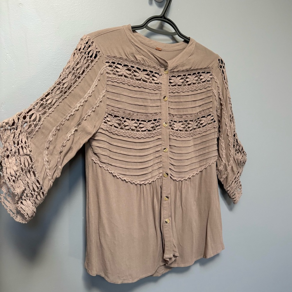 Free People Lace Detail Flowy 3/4 Sleeve Boho Button Blouse Top Tan Size Medium
